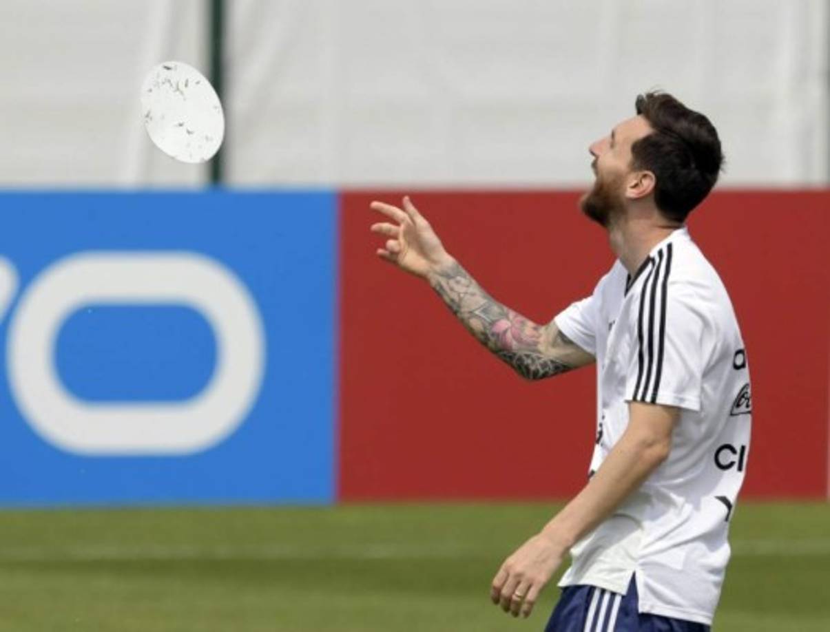 Messi juega con un plato en el entrenamiento del domingo en Rusia.