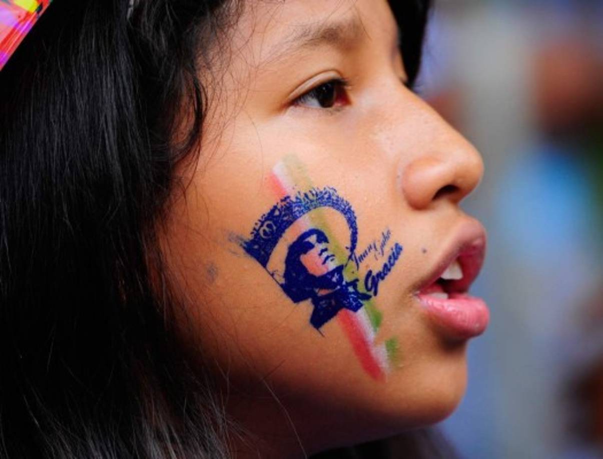 Los mexicanos lloran la muerte de Juan Gabriel.