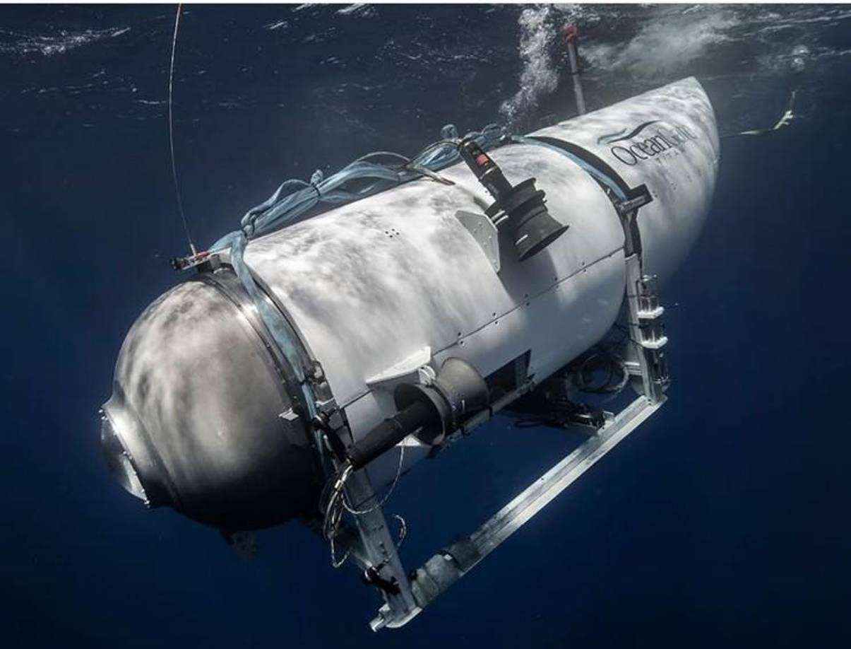 El profesor de ingeniería marina, Alistair Greig, planteó dos posibles teorías sobre el submarino, basándose en imágenes publicadas por la prensa y sin haber estudiado la embarcación directamente. Una teoría sugiere que el submarino pudo haber tenido problemas eléctricos o de comunicación, saliendo a la superficie y flotando en espera de ser encontrado.