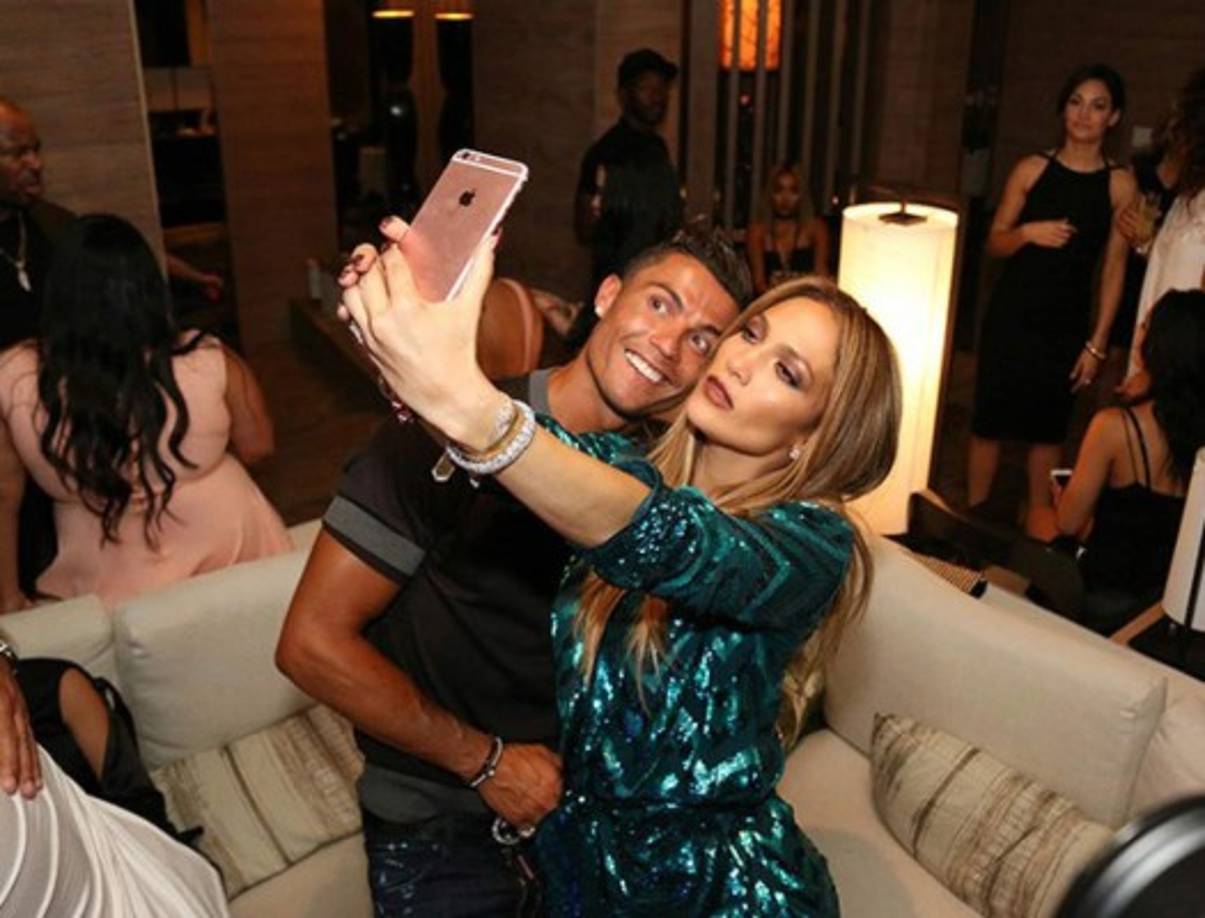 El domingo Jennifer López compartió esta foto con uno de sus ídolos Cristiano Ronaldo.