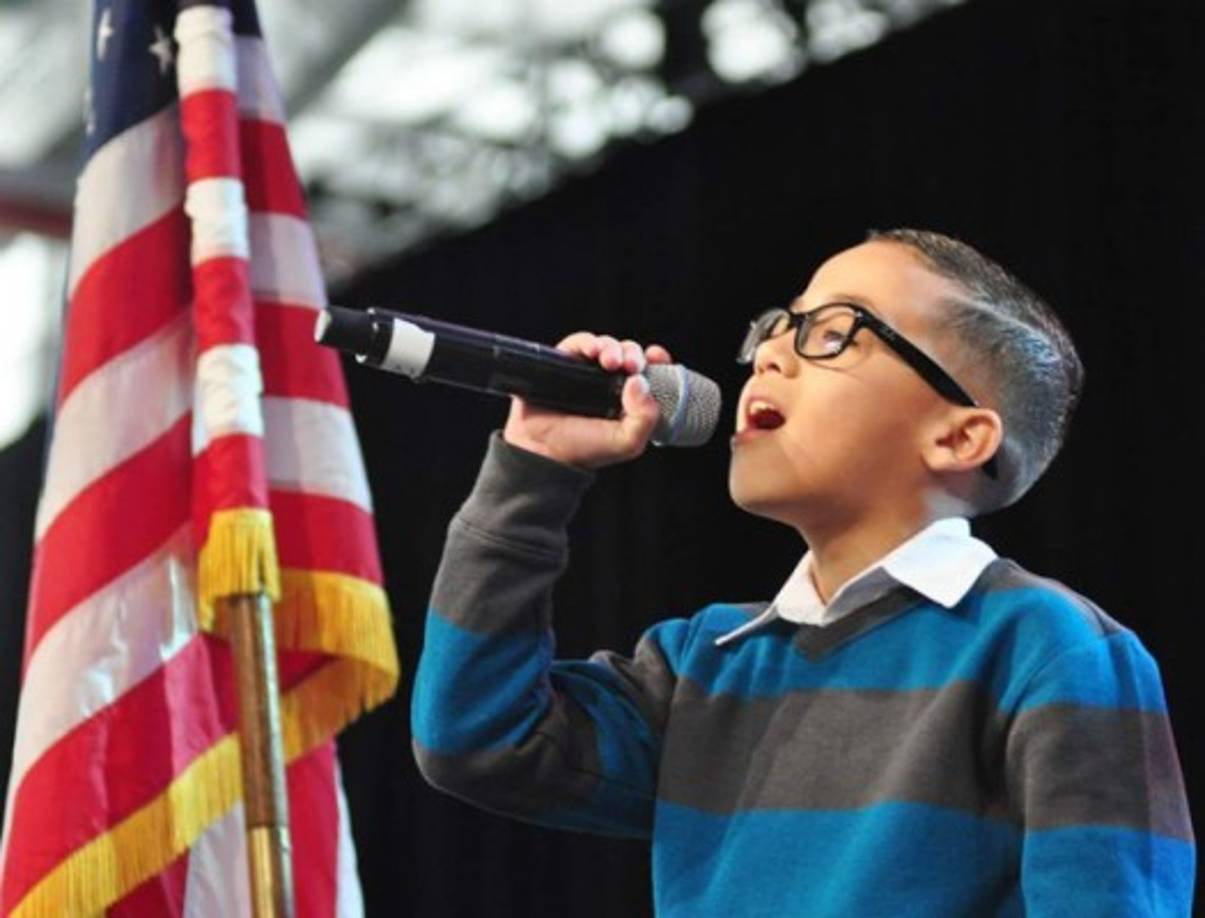 Jonael Santiago, ganador de La Voz Kids 2015, se robó los aplausos con su interpretación del himno nacional.