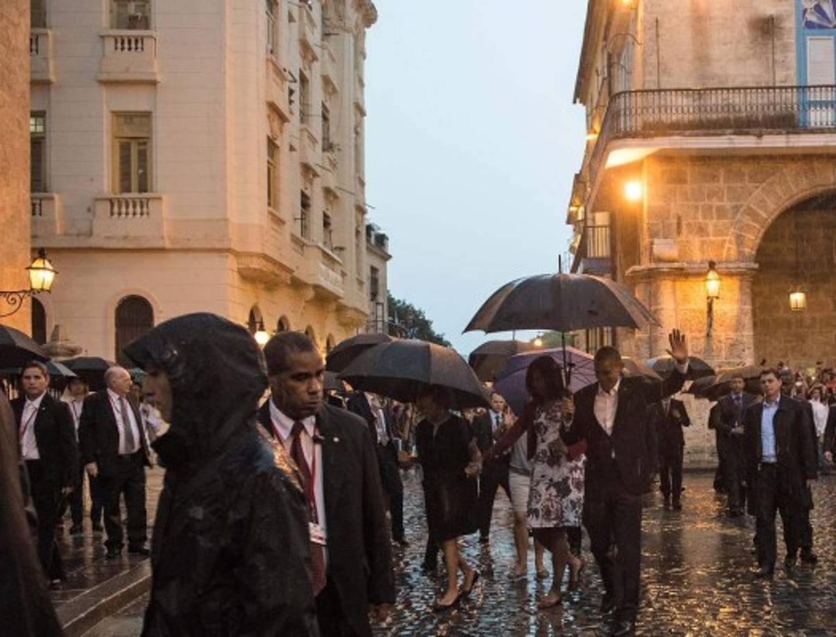 Una lluvia caía sobre La Habana la noche del domingo, Obama caminó por la capital cubana acompañado por su familia.