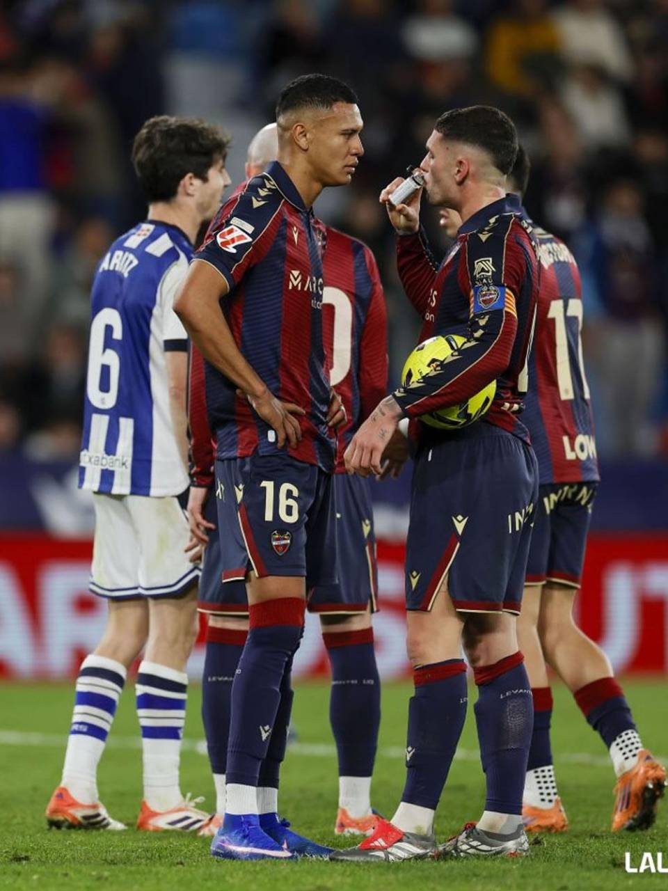 Kervin Arriaga fue titular y destacó con su ímpetu en el campo.