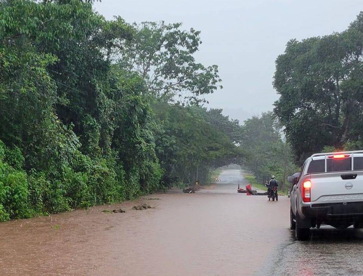 Siempre en el municipio de Yoro, una parte de la carretera que conecta con Santa Rita y El Progreso, colapsó parcialmente a la altura de la comunidad de San Simón. 