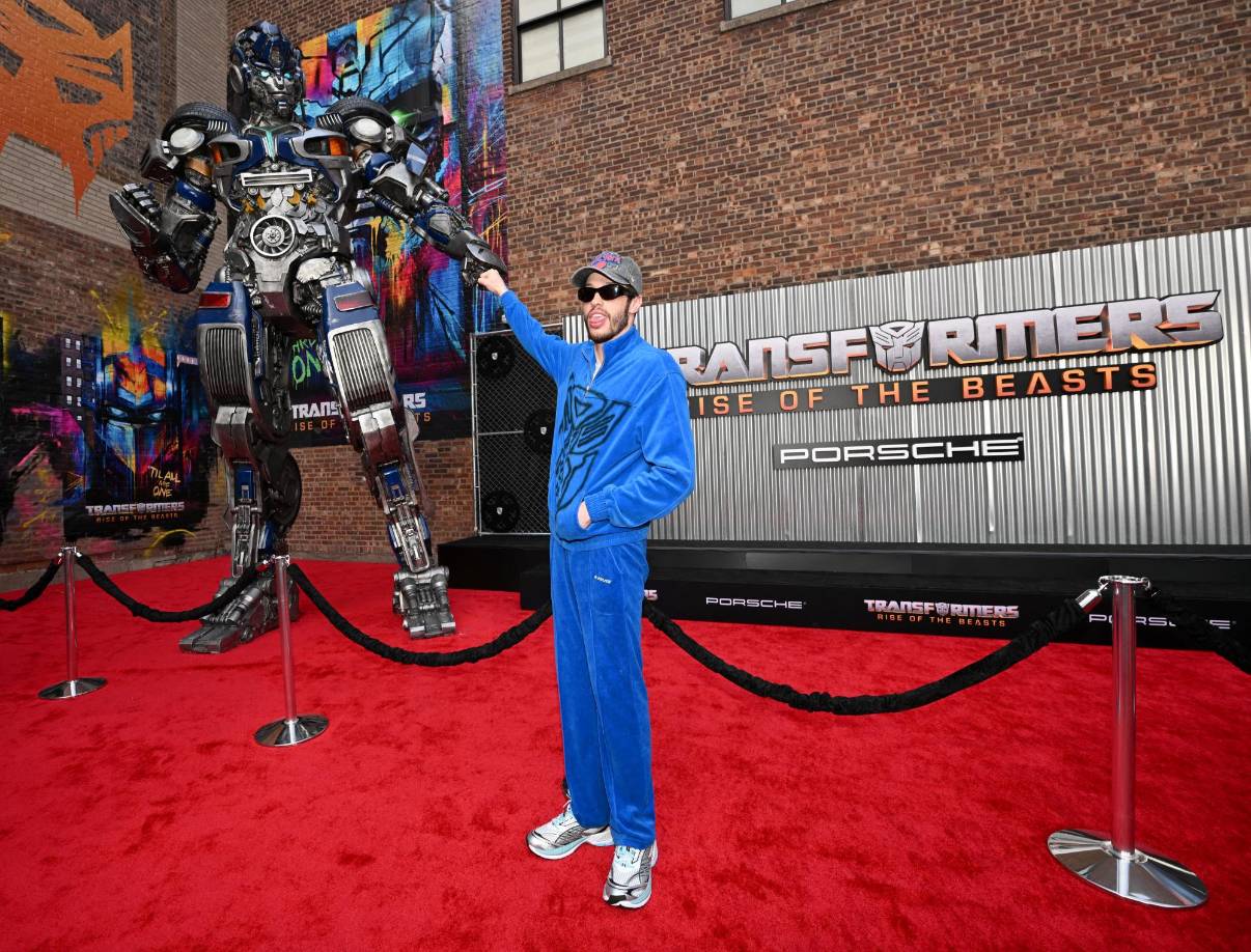 El comediante Pete Davidson interpretará a Mirage. Él es un Autobot espía con la capacidad de proyectar hologramas y convertirse en un Porsche 964 azul plateado.