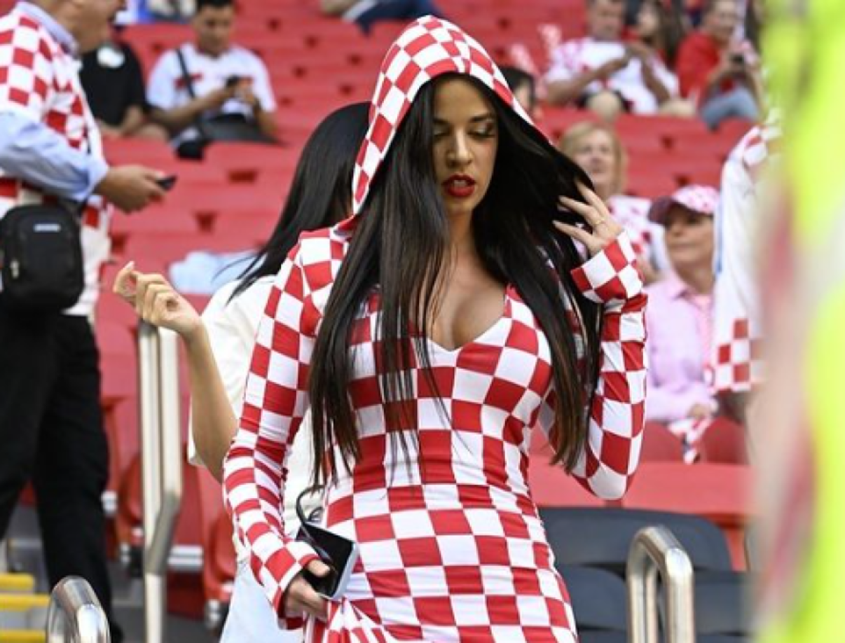 Algunas de estas normas, es evitar los escotes, ropa ajustada y no lucir hombros y piernas, pero la modelo croata se ha ido en contra de ello.