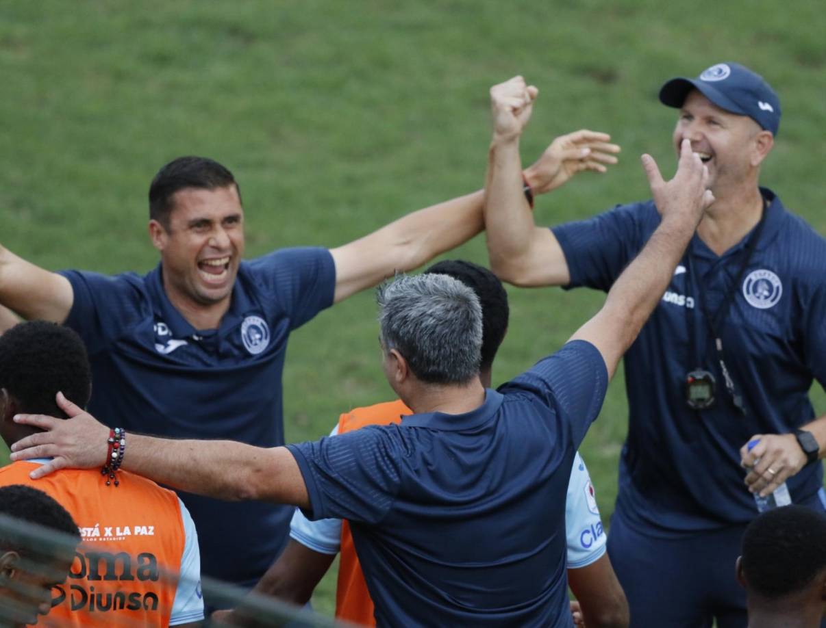 Diego Vázquez junto a Júnior Izaguirre y Patricio Negreira celebrando el pase a la final. 