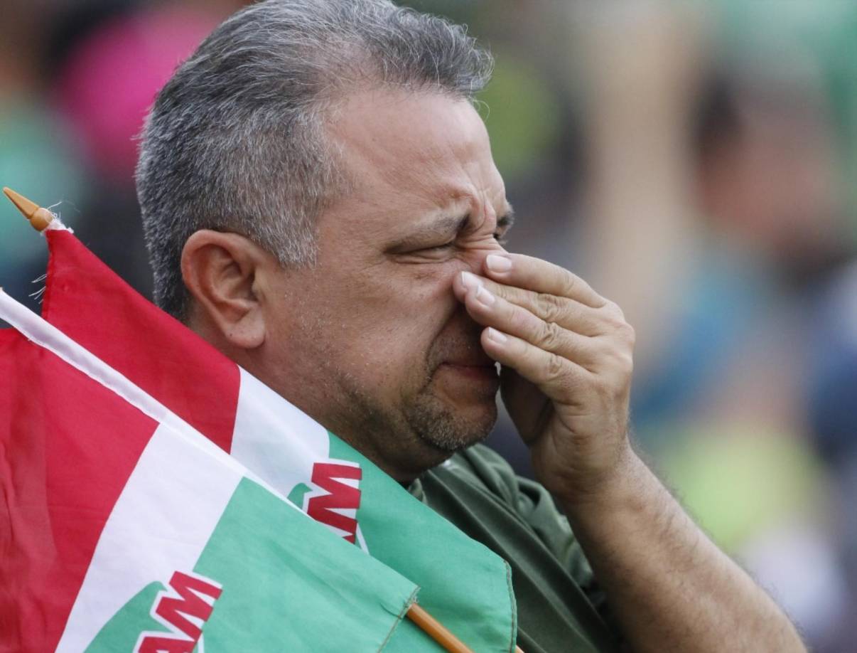Un aficionado del Marathón que terminó destrozado tras la eliminación de su equipo a manos del Motagua.