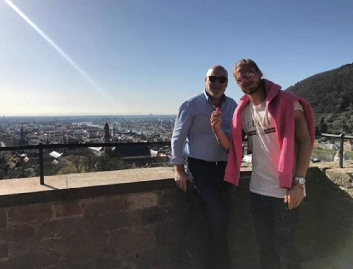 Esta foto compartida en su Instagram en la que posa junto a su padre ha generado miles de likes entre sus fans.