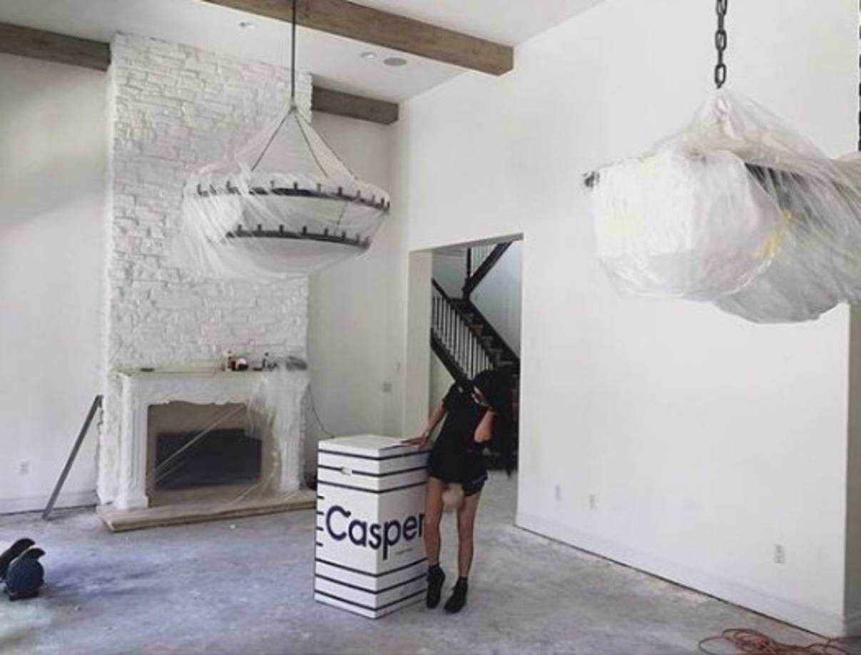 Kylie contrató al diseñador de interiores Martyn Lawrence-Bullard para decorar su nueva mansión. La joven empresaria pidió instalaciones de luz de neón, obras de arte y una salón de belleza para retocarse, con estampados de Barbie, sillas giratorias de color rosa y otros lujos.