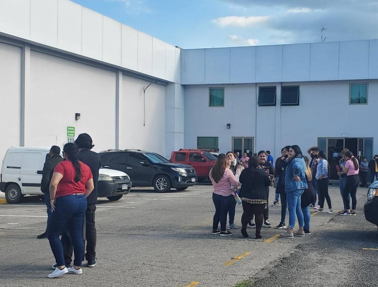 A consecuencia, varios edificios fueron evacuados de emergencia, tal y como lo indica el protocolo de seguridad en casa de movimientos telúricos.