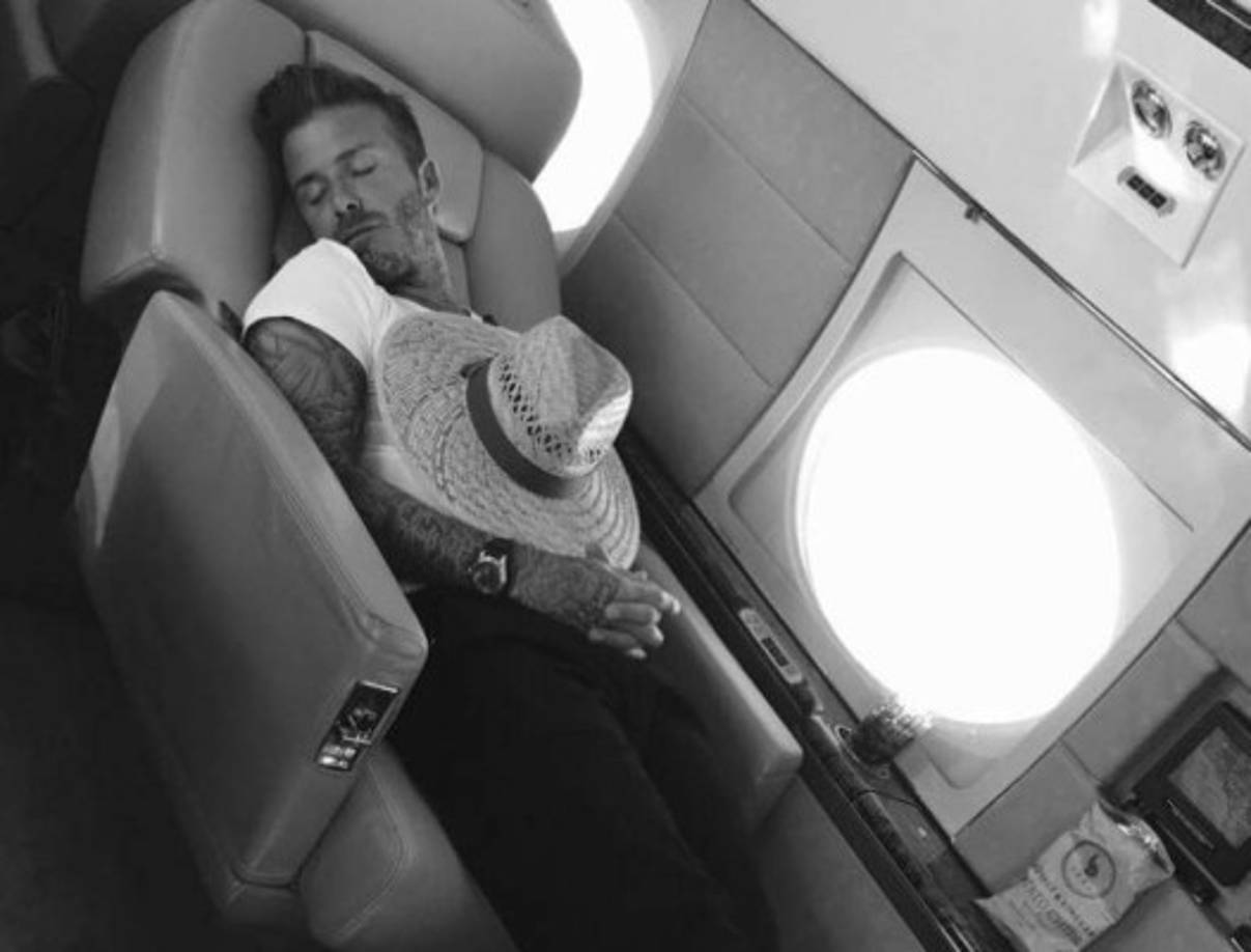 Así descansa David Beckham en su avión privado, un Bombardier Challenger 350 valorado en 21,5 millones de euros.