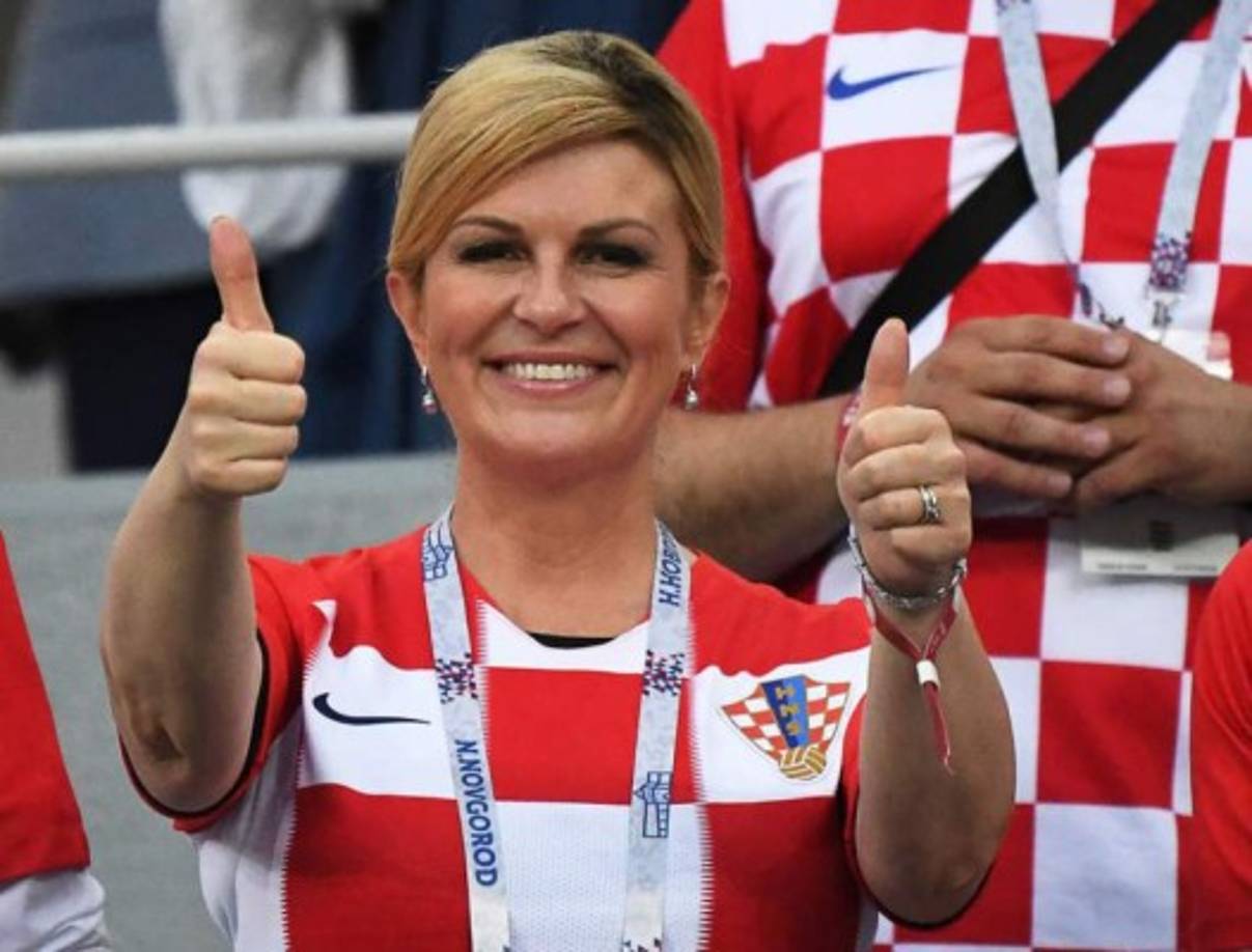 Resulta que la presidenta de Croacia, Kolinda Grabar-Kitarovic, fu captada en el estadio en el duelo entre rusos y croatas por los cuartos de final e inmediatamente se viralizaron supuestas imágenes de ella en traje de baño que al final resultó ser otra dama.
