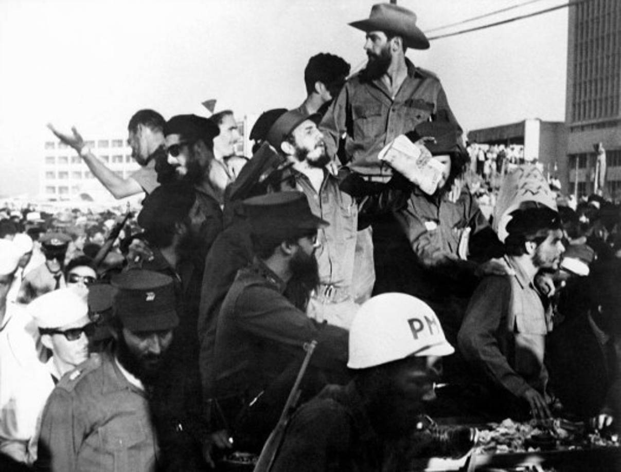 Además de Camilo Cienfuegos (I), Ernesto 'El Che' Guevara acompañó a Castro en su entrada triunfal a La Habana en enero de 1959.<br/>Foto: AFP/Getty Images