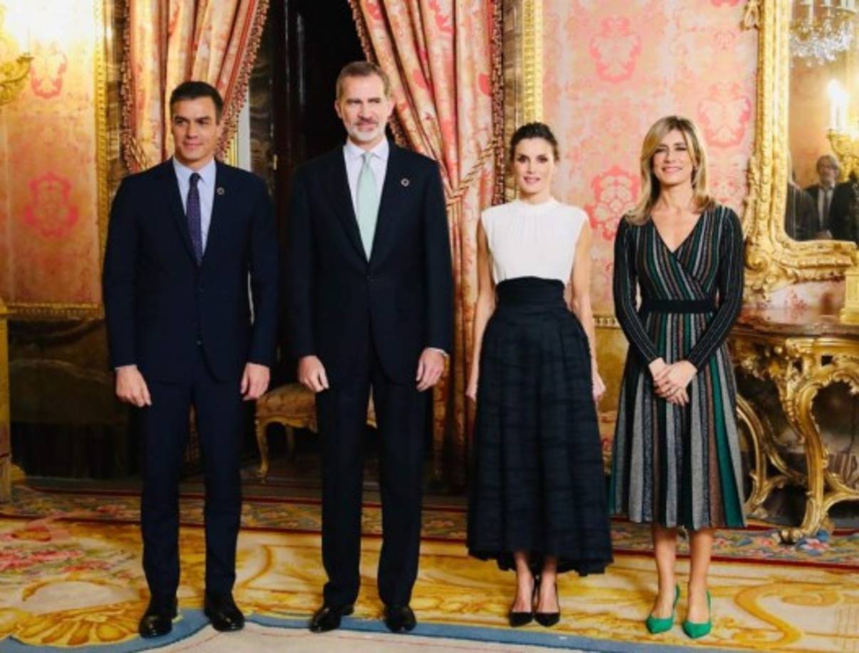 Felipe VI y Letizia junto al presidente del Gobierno de España, Pedro Sánchez (i), y a su esposa, Begoña Gómez (d).