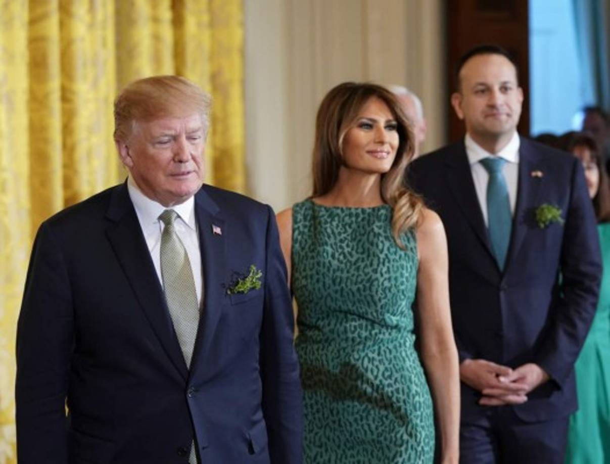 La primera dama complementó su look con su tradicional melena suelta, maquillaje suave y stilettos de Louboutin, su firma de zapatos de cabecera.