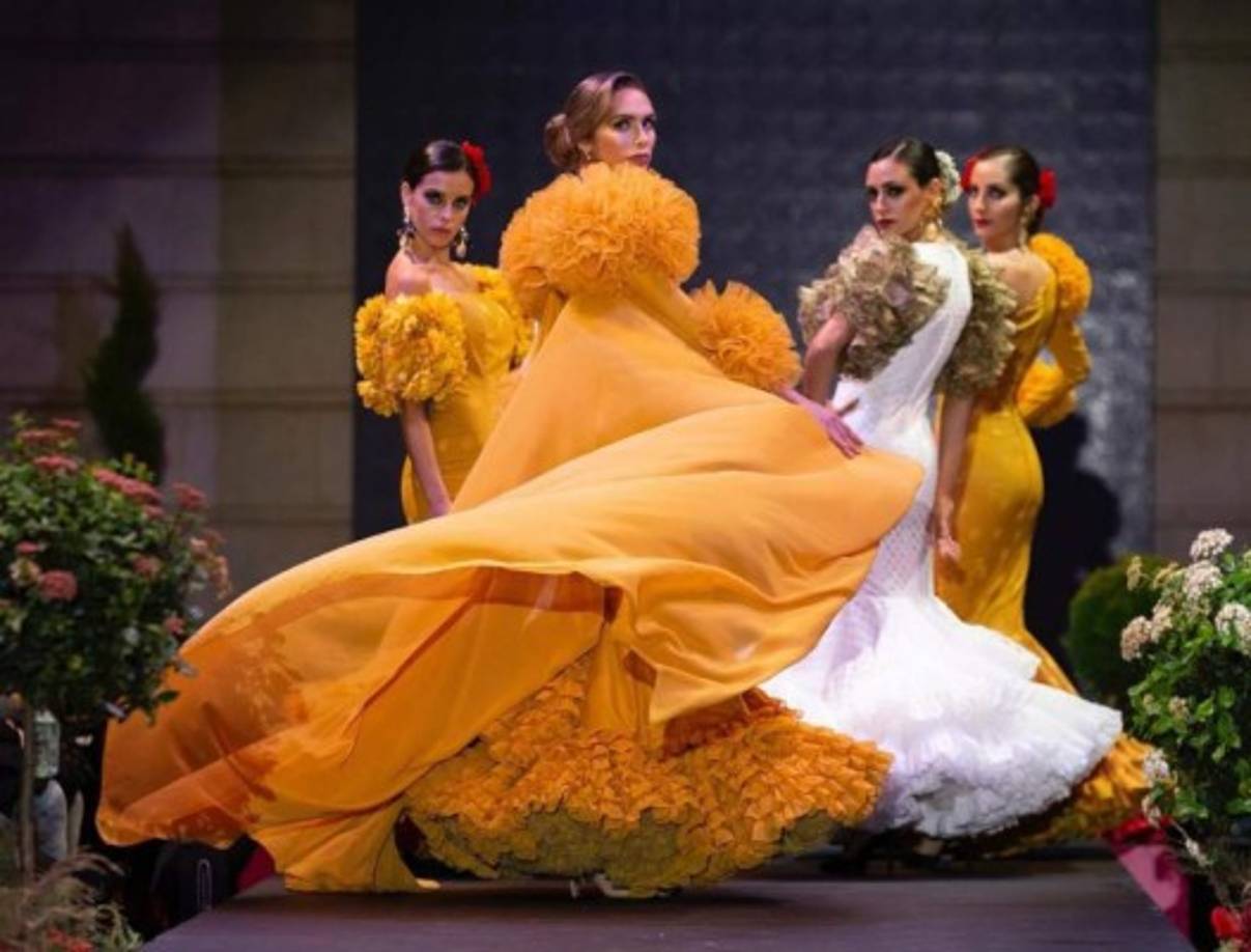 Esta es la pasarela de moda con la más amplia inspiración flamenca y con mayor proyección internacional, consagrada como la primera en presentar las tendencias de la temporada, frente al resto de pasarelas locales afincadas en el sur de España.