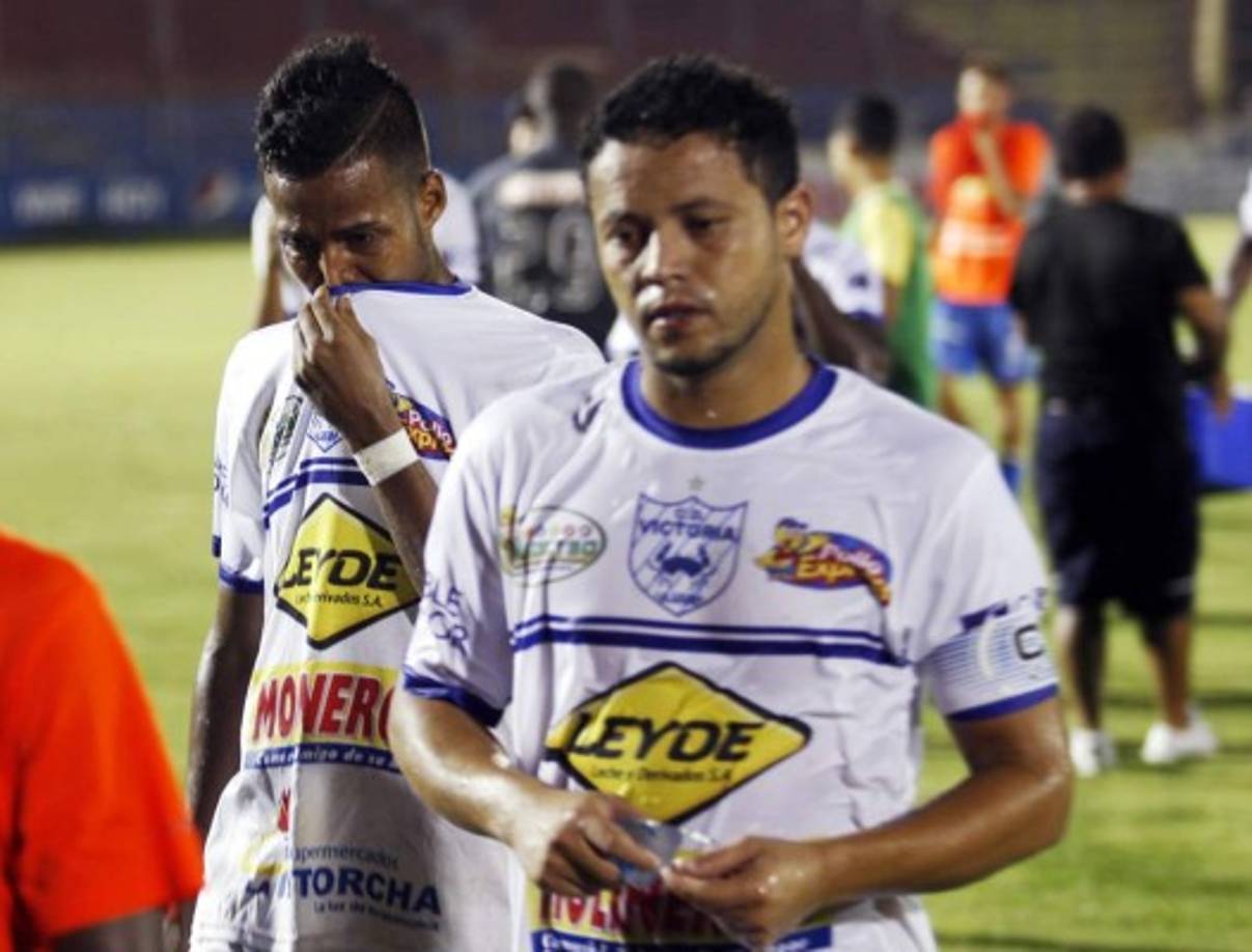 Los jugadores jaibos salieron cabizbajos del estadio Municipal Ceibeño tras la derrota.