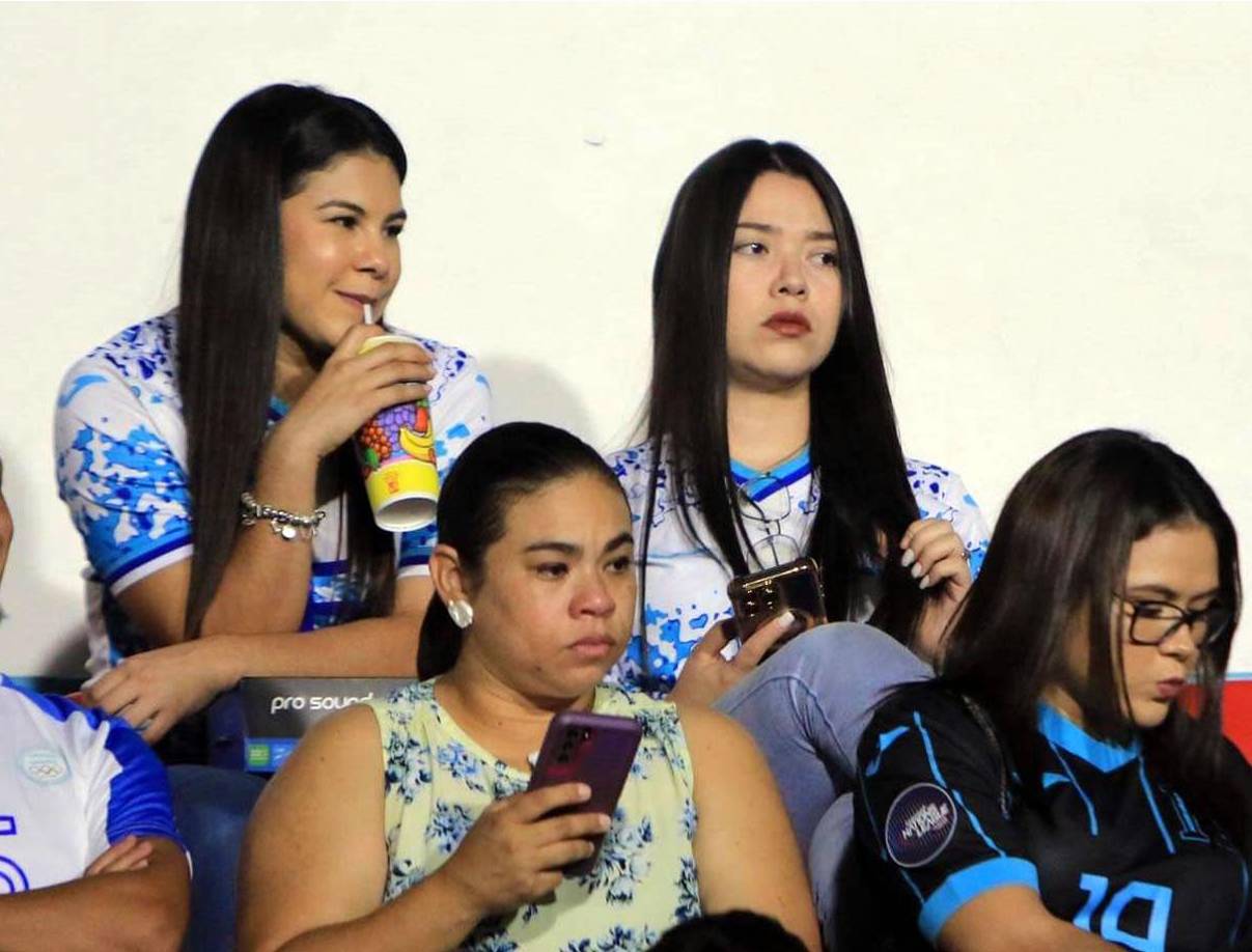 Periodistas y novia de seleccionado: las bellezas del Honduras-Granada