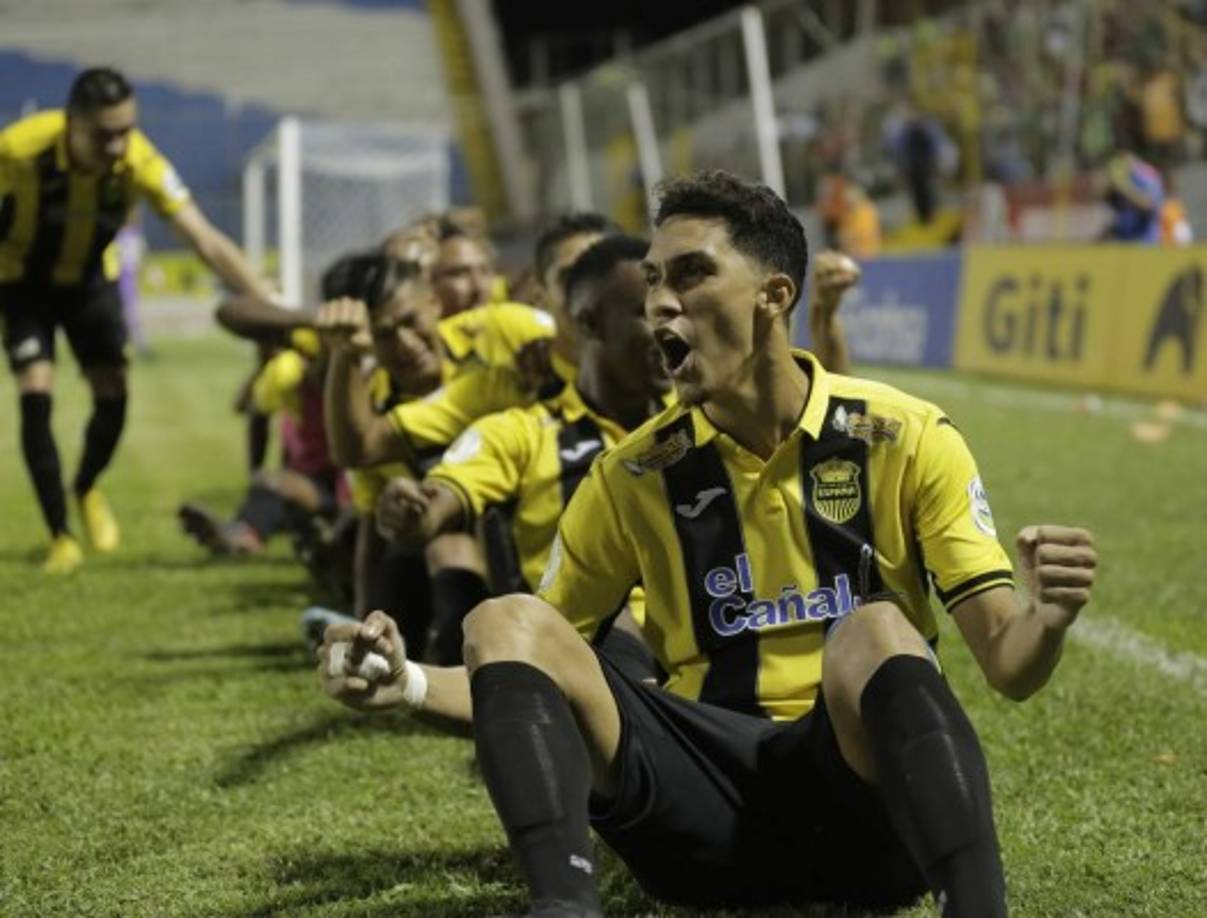 El festejo del trencito de los jugadores del Real España tras el gol de Darixon Vuelto.