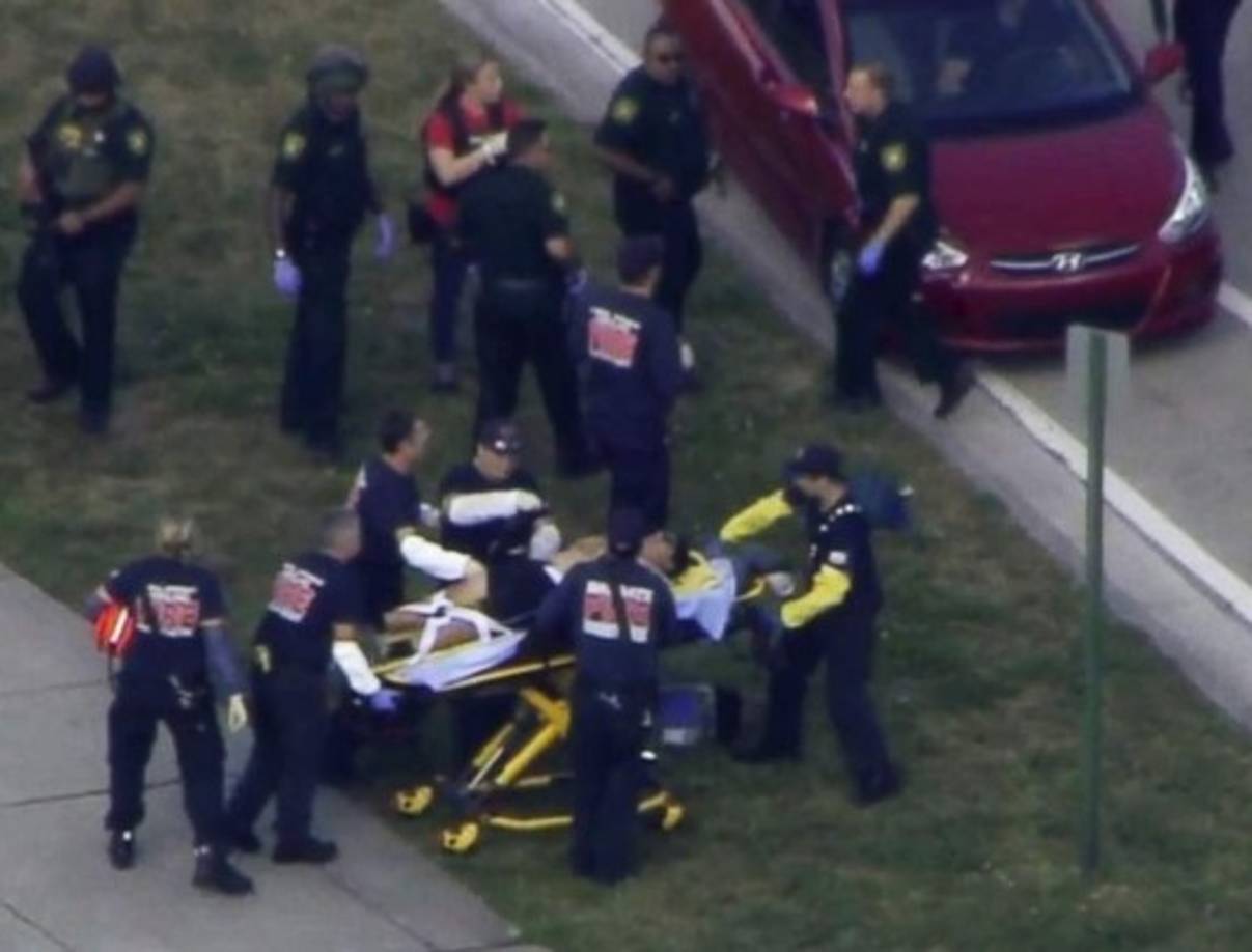 Imágenes de la televisión local muestran a los paramédicos llevando a los estudiantes heridos a las ambulancias.
