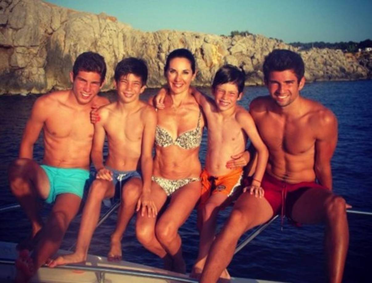 En 1993 dieron el sí y el amor que sentían quedó plasmado en un documento que hasta el día de hoy sigue intacto. Dos años más tarde, nació su primer hijo, Enzo. Más adelante llegaron sus otros tres hijos, Luca (1998), Théo (2002) y Élyaz (2005), y los cuatro juegan en las divisiones inferiores del Real Madrid.