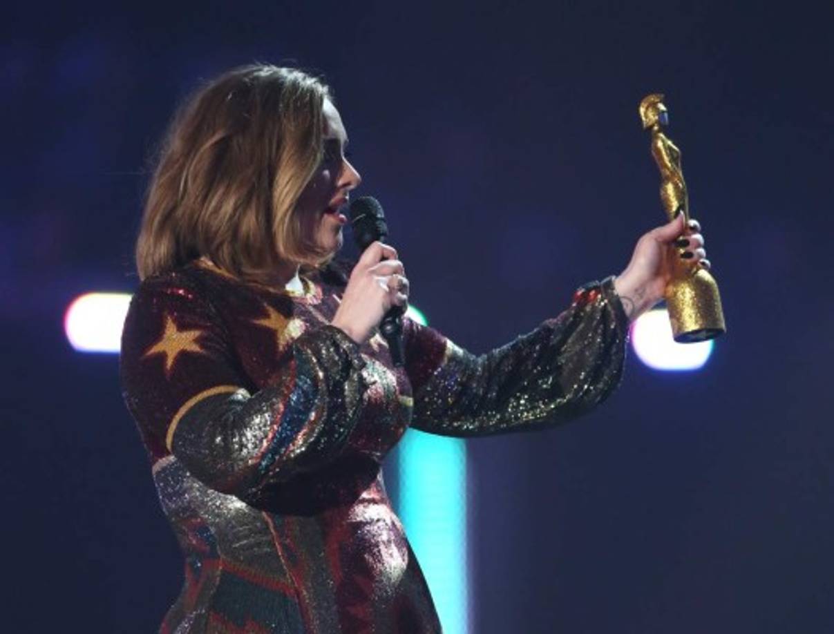 Adele también ganó como mejor premio al éxito mundial.