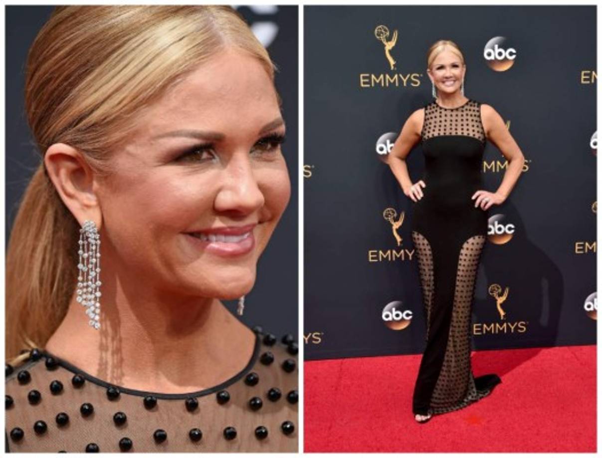 La presentadora de Nancy O'Dell vestida de CD Greene en la alfombra de los premios Emmy 2016.