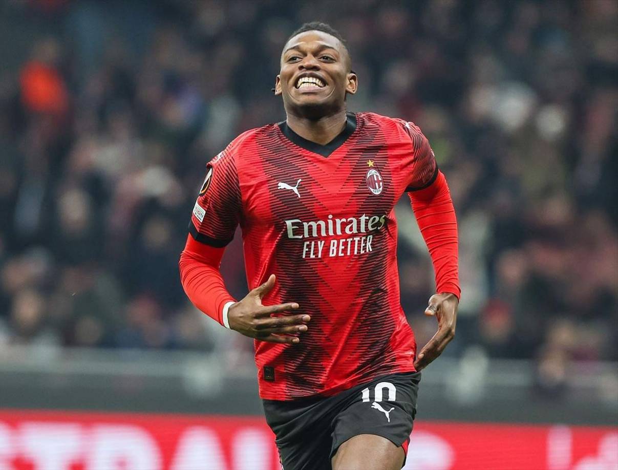 Rafael Leao ha sido vinculado al Barcelona en las últimas horas y el Milan pone las cosas claras: 120 millones de euros pese a que su cláusula era de 170, tras renovar su contrato hasta 2028. Ese es el precio que deberá pagar el equipo azulgrana si realmente quiere contar con los servicios del extremo portugués.