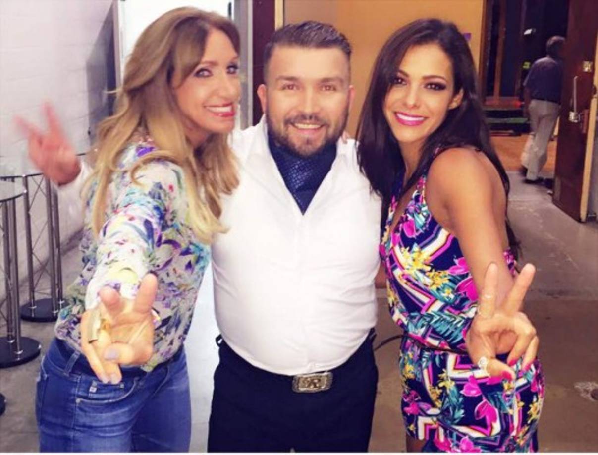 Lili y Nathalia junto a Poncho Lizarraga.