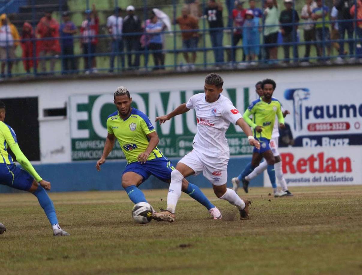 ¡Viejos conocidos! Alex López observa el dominio de balón de José Mario Pinto en el Estadio Juan Ramón Brevé.