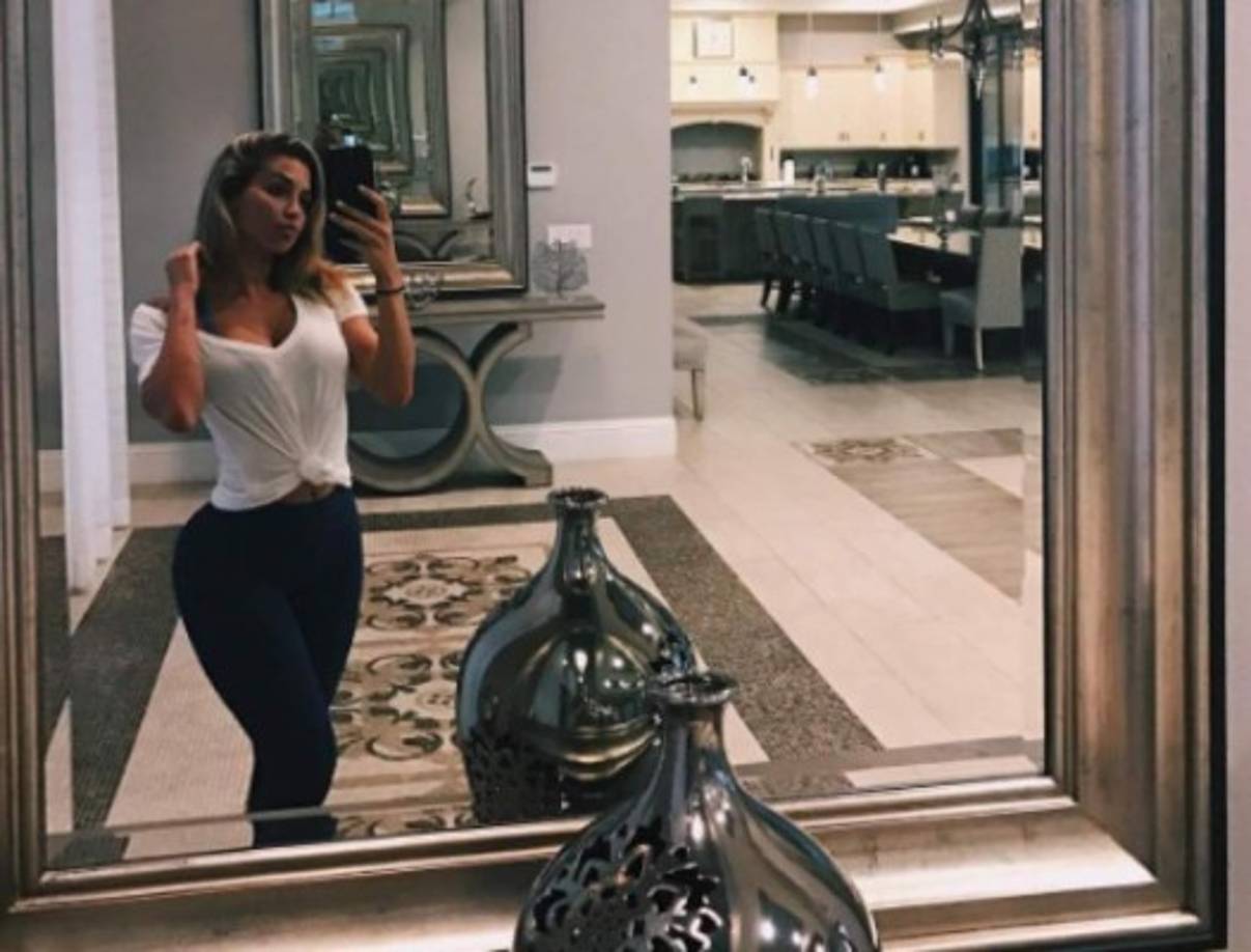 Claudia es novia del defensivo de los Greenbay Packers de la NFL, Julius Peppers.