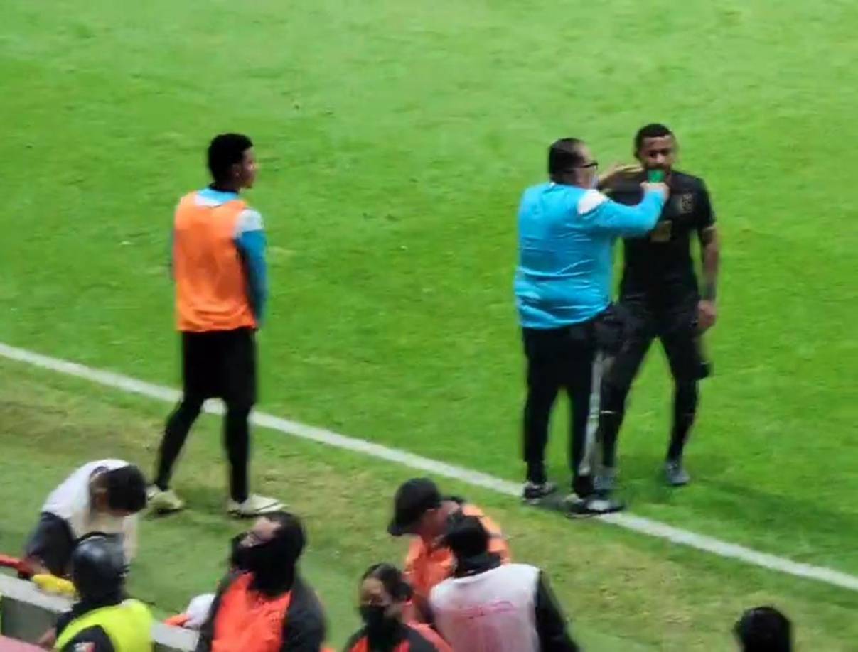 Juan Carlos Obregón entró por Luis Palma en el inicio del segundo tiempo, pero de inmediato se notó que corrió con gran dificultad. El tema de la altura de Toluca, de 2,660 metros sobre el nivel del mar, le afectó, terminó con oxígeno y salió al minuto 77 por José Mario Pinto.