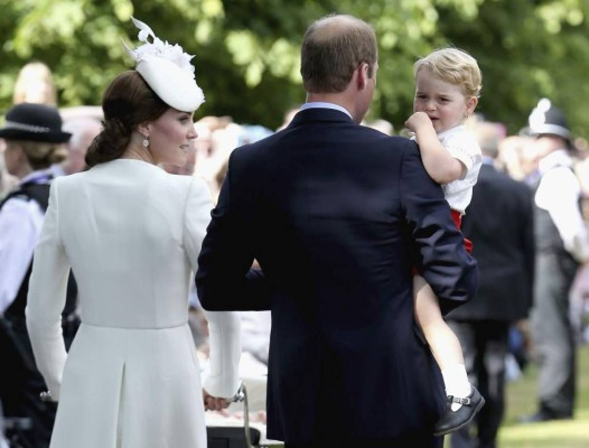 El príncipe Jorge no dejó de regalar bellas postales a los fotógrafos que cubrían la ceremonia bautismal.