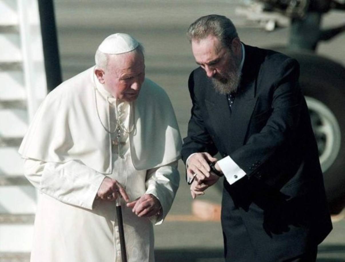 El mandatario cubano recibe al Papa Juan Pablo II en su llegada a La Habana en enero de 1998. Cuando el pontífice falleció en 2005, Castro escribió una página entera en el libro de condolencias que estaba en la nunciatura de la isla.