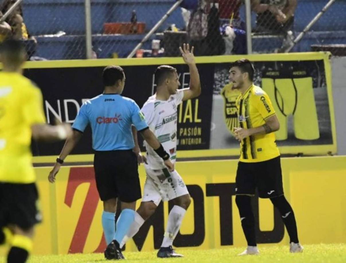 Los jugadores Pablo Pirez y César Oseguera del Real España y Platense tuvieron un fuerte encontronazo y fueron separados por el árbitro central.