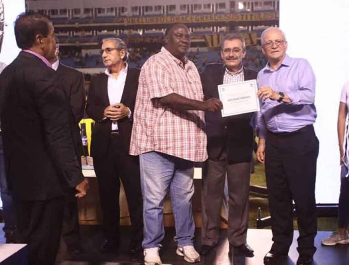 Jimmy James Bailey, el exgoleador hondureño se hizo presente y recibió un homenaje.