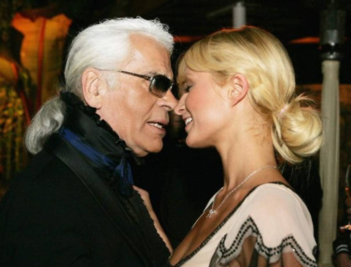 El estado de salud de Lagerfeld se había deteriorado mucho durante las últimas semanas hasta el punto de no salir en enero a saludar al término del desfile de alta costura de Chanel, algo inédito desde sus inicios en la casa, en 1983.