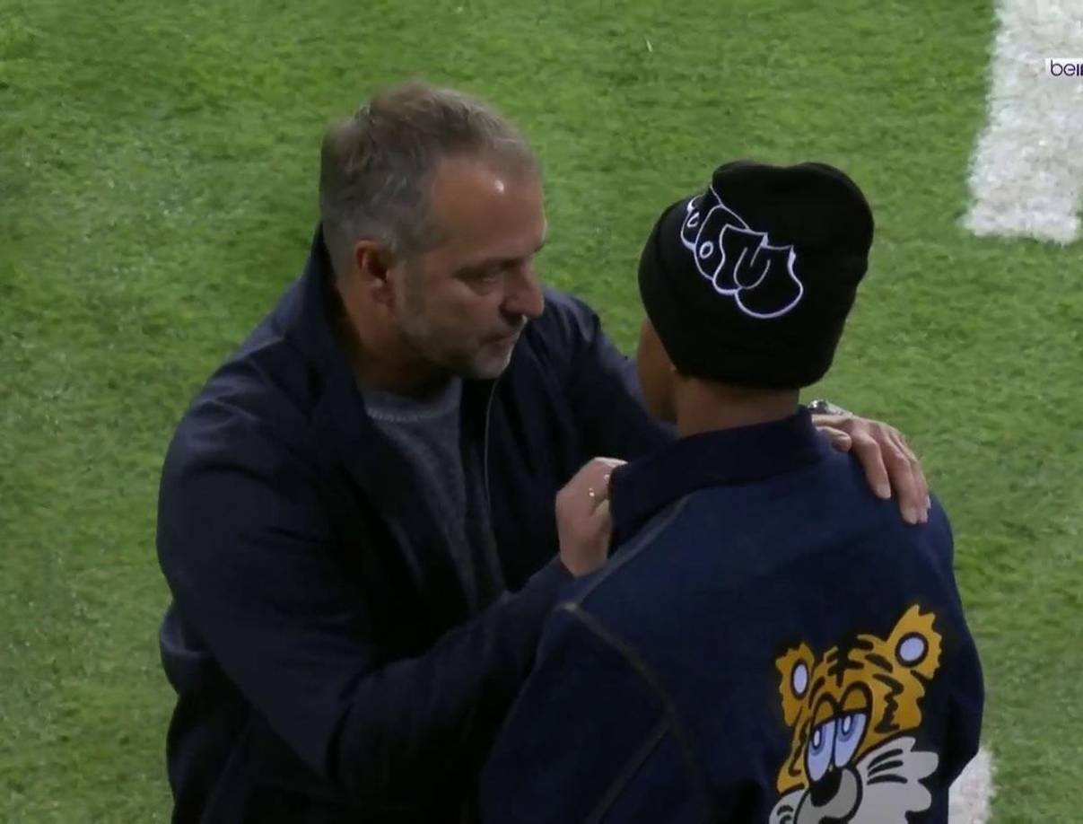 Hansi Flick dejó esta curiosa imagen al final del partido del Barcelona vs Brest. El entrenador alemán estuvo charlando un buen rato con Lamine Yamal, quien fue baja por lesión. ¿Qué le dijo?