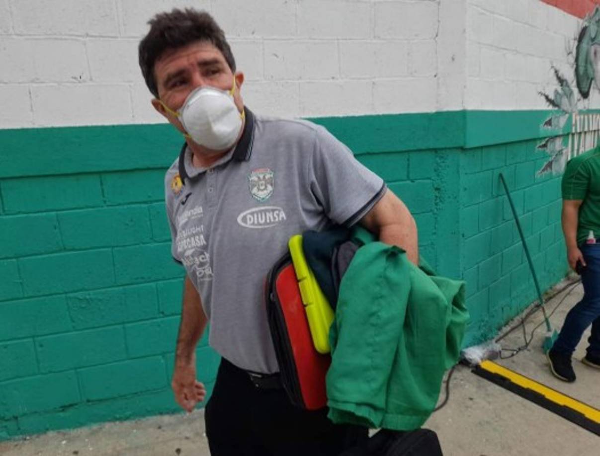 Héctor Vargas llegó con las respectivas medidas de bioseguridad a la cueva del Monstruo .