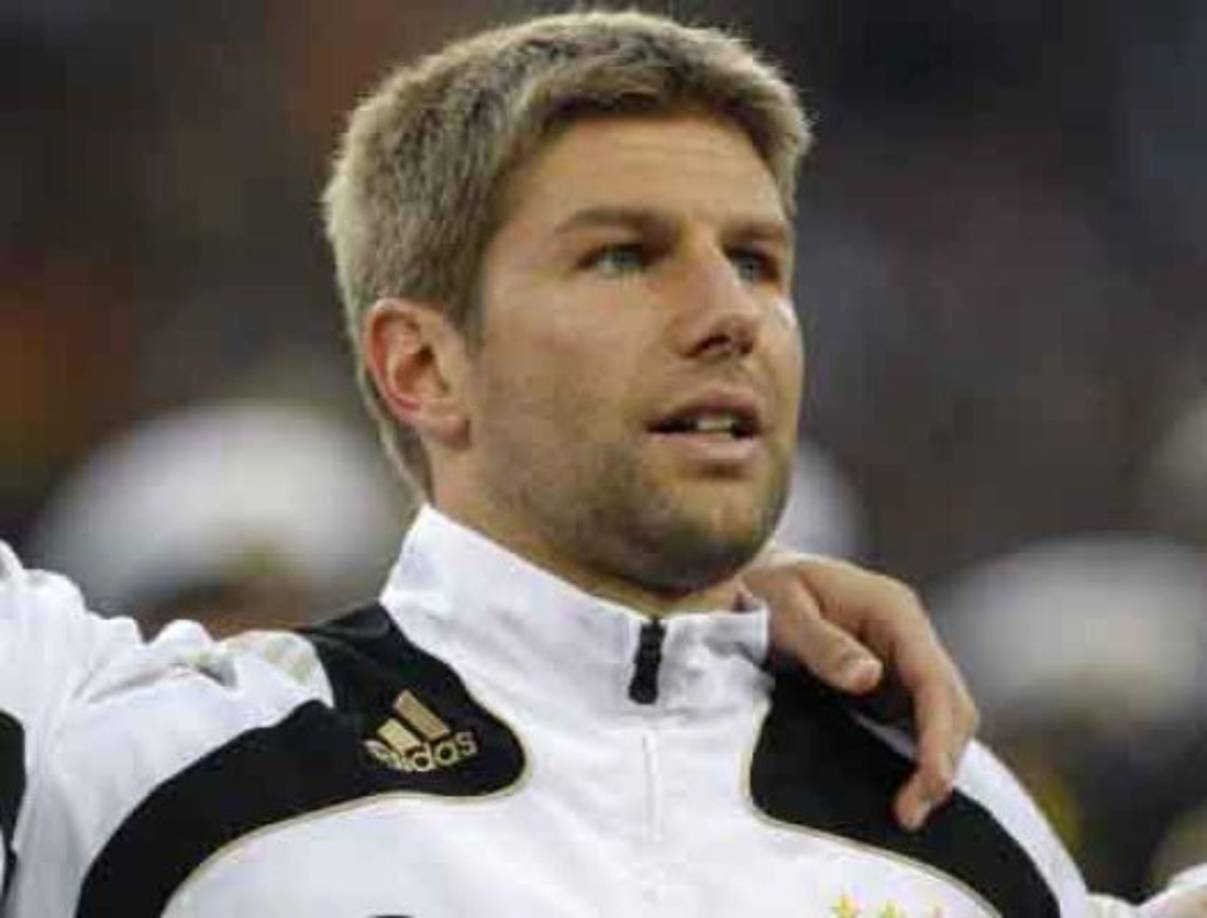 Thomas Hitzlsperger disfrutó de una exitosa carrera internacional, con 52 partidos con su selección, incluyendo jugar en la final de la Eurocopa 2008 contra España. 'Ha sido un proceso largo y difícil. Sólo en los últimos años me he dado cuenta de que prefiero vivir junto a un hombre”.