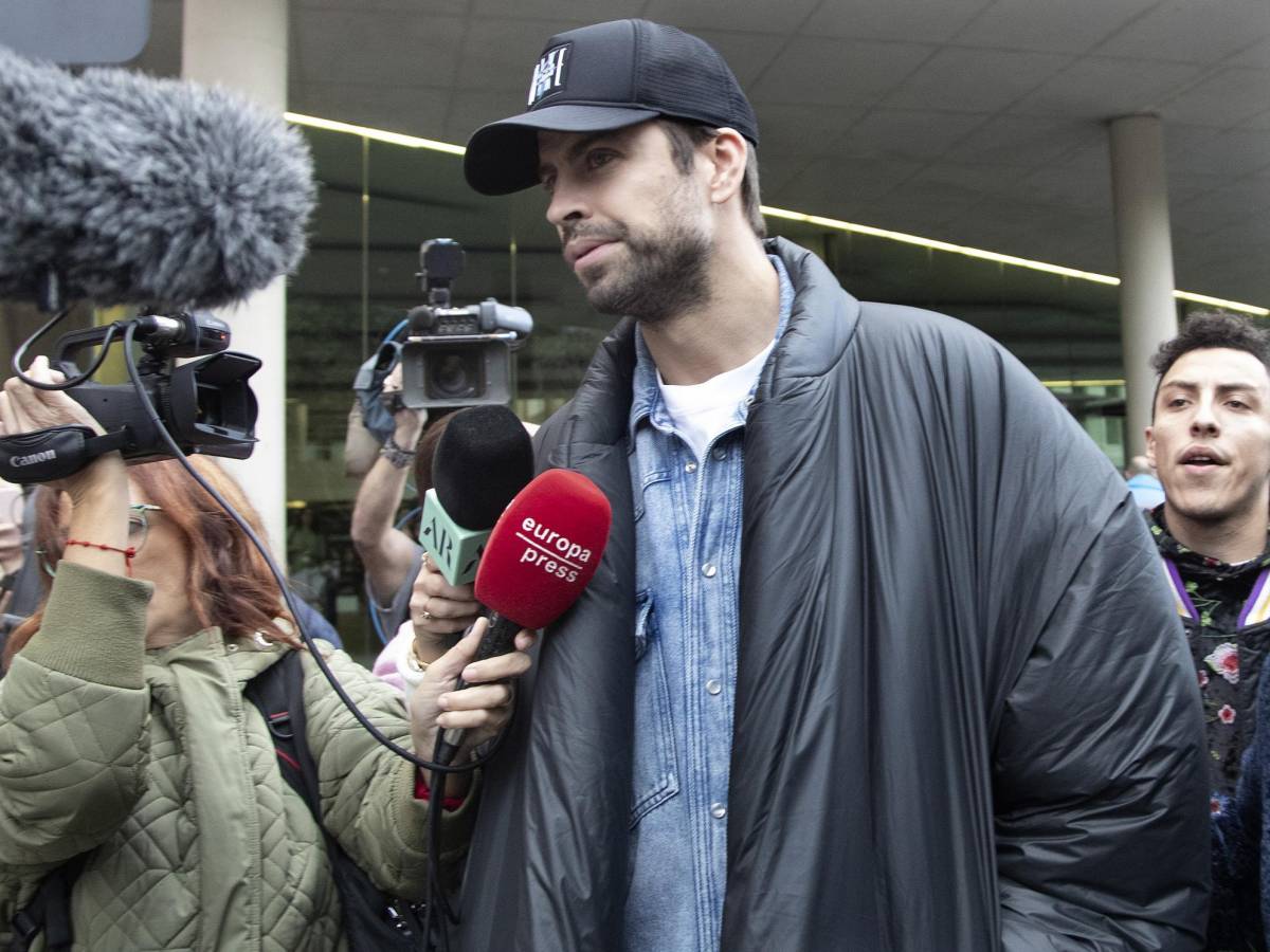 El futbolista Gerard Piqué, a su salida del Juzgado de primera instancia y familia número 18 de Barcelona tras firmar esta mañana el acuerdo sobre la custodia de sus hijos que pactó con la cantante Shakira.