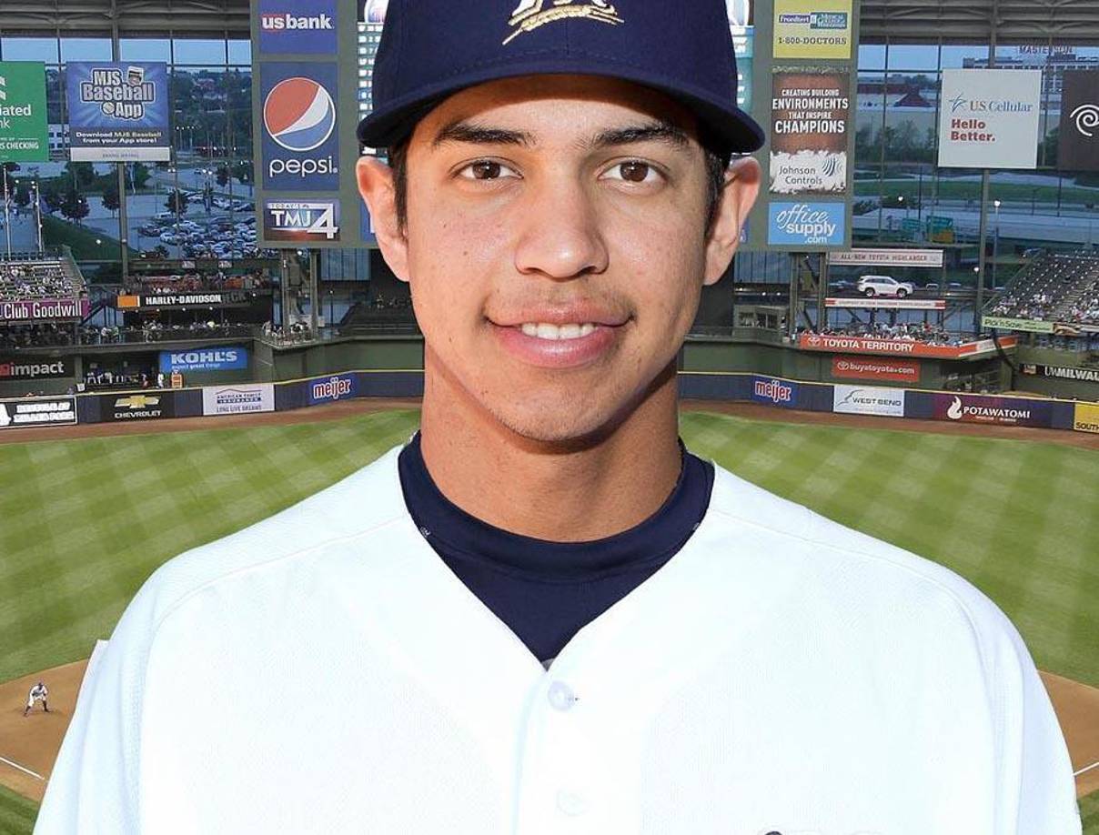 Con apenas 22 años, el sampedrano fue traspasado a los Cerveceros de Milawaukee. Los Red Sox hicieron intercambio de jugadores en el 2017. Esto le habría las puertas para estrenarse en Las Grandes Ligas.