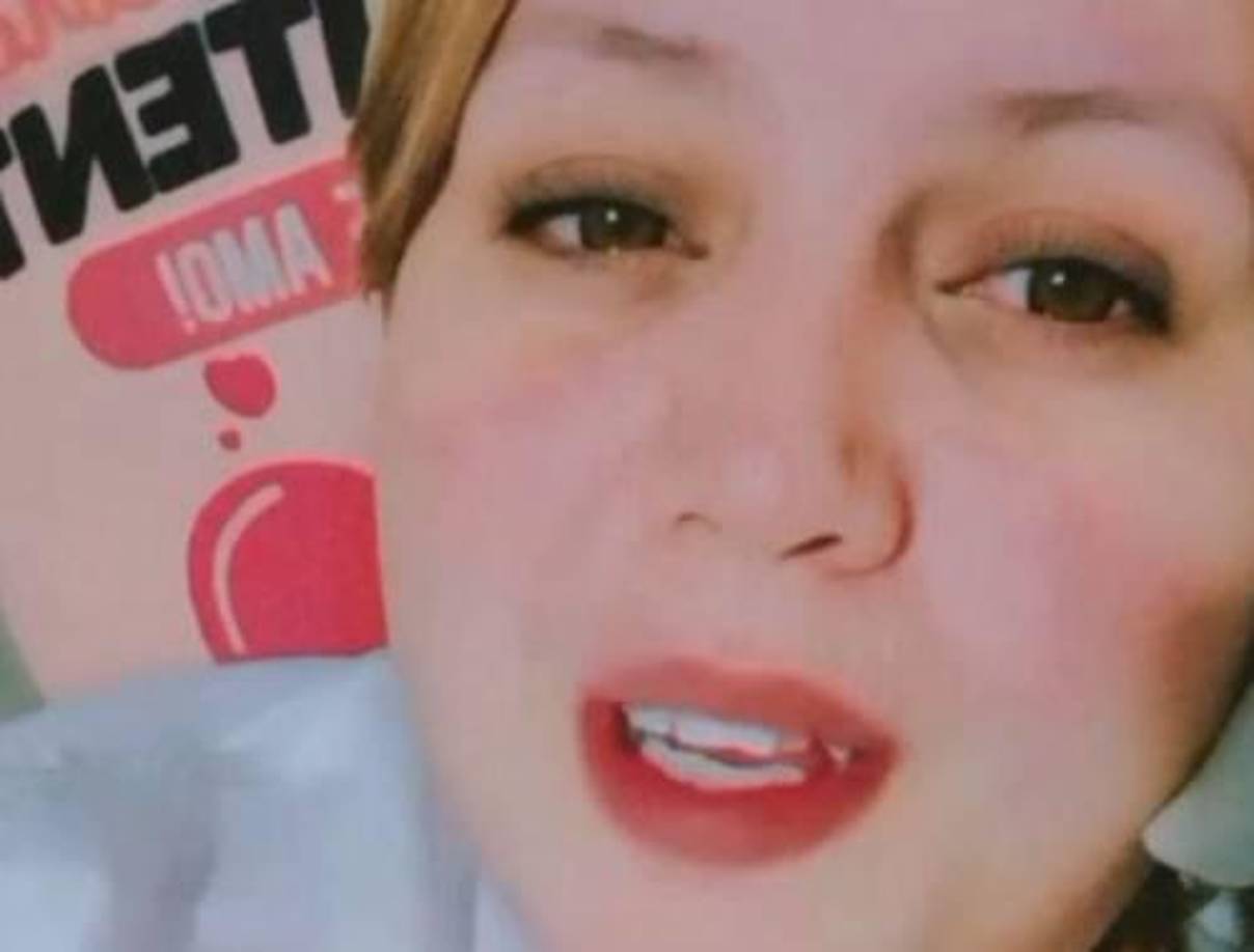 Aunque circuló un video en redes sociales en el que, supuestamente, aparece el asesino de la joven huyendo a pie, la policía no ha informado si se trata del mismo sujeto.