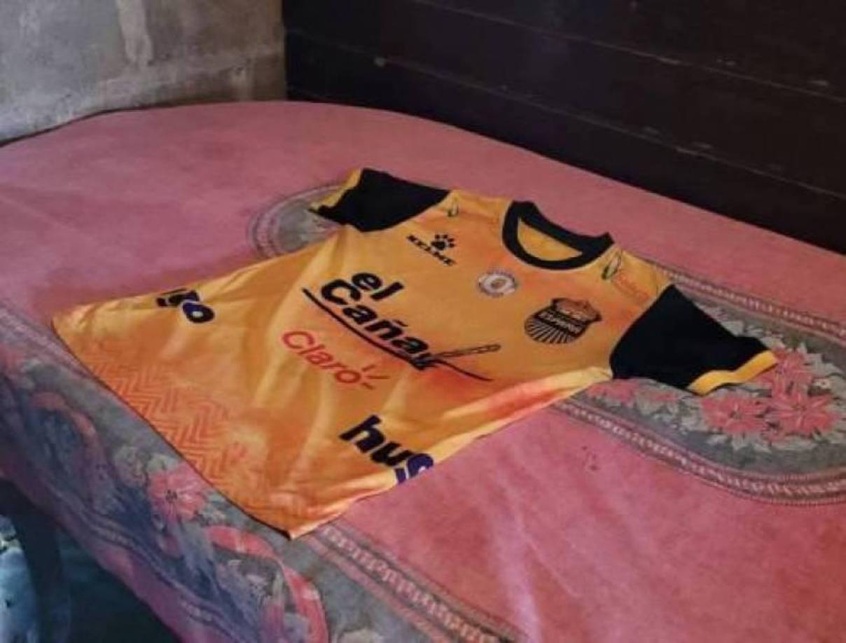 Al subcomisario lo mandaron a prisión por la gravedad del delito de asesinato, pues el Ministerio Público lo sindica de ser quien mató al aficionado del equipo de fútbol Real España.