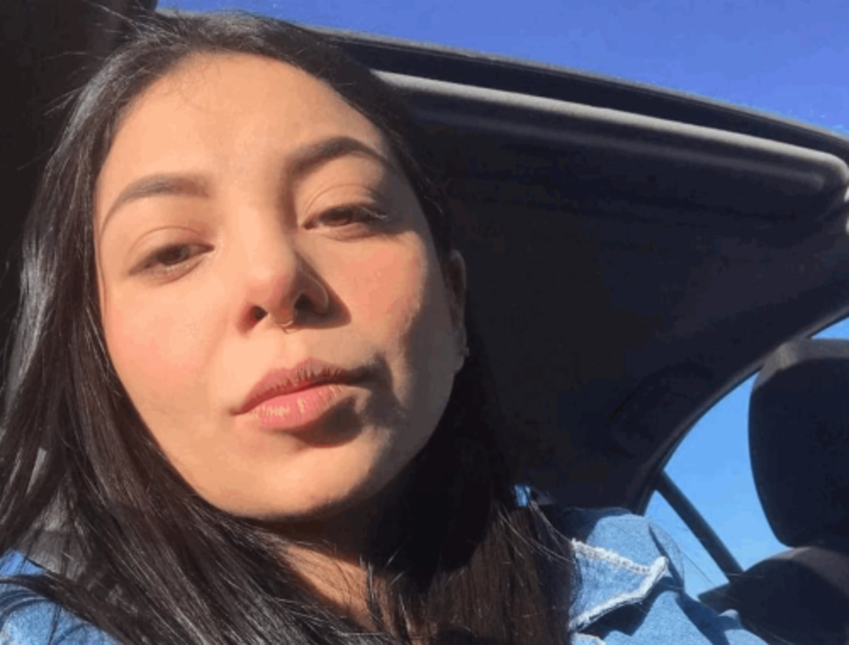 Había quedado a las 18.00 horas en ir a recoger a su novio, Alexis Pérez, a la salida de su trabajo. Pronto notó algunos comportamientos raros en el conductor: estaba tomando otra ruta y le quería cobrar de más. 