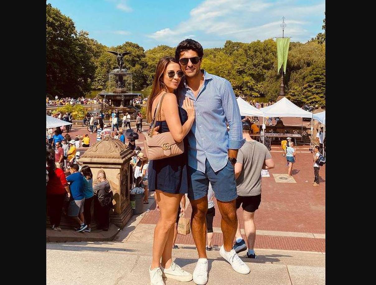 La fiesta de compromiso se celebró en la casa de su amiga, la presentadora Satcha Pretto. “Anuar es la respuesta a mis oraciones. Yo le pedí mucho a Dios y a la Virgen por un hombre de principios y fe, que amara y respetara a su familia, un hombre íntegro, cariñoso, detallista, divertido, admirable, responsable y con un corazón de oro. Anuar es eso y mucho más”, comentó entonces la conductora en una entrevista con People en Español.