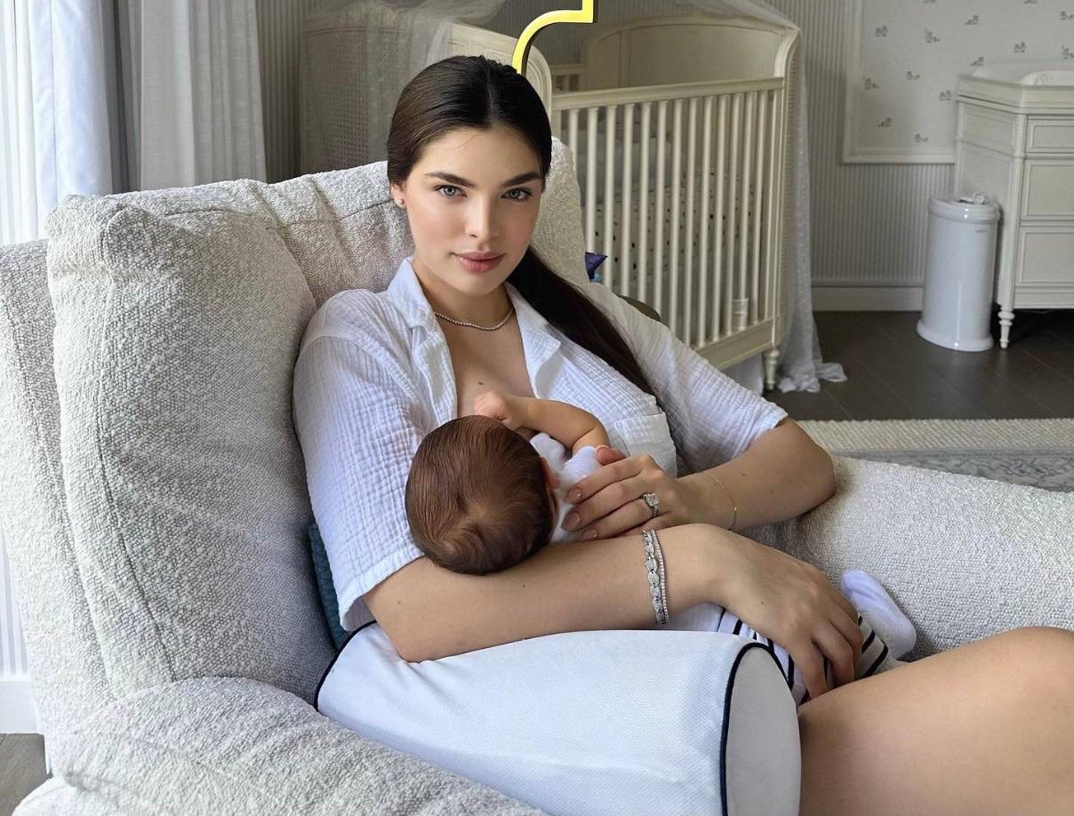 La modelo paraguaya Nadia Ferreira, que celebró su boda en enero de 2023 con Marc Anthony, anunciaron el embarazo en San Valentín y dieron la bienvenida a baby Muñiz Ferreira en julio.