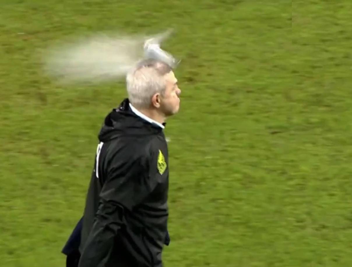 El ‘Vasco‘ Aguirre fue agredido con el lanzamiento de una lata de cerveza que impactó en su cabeza.