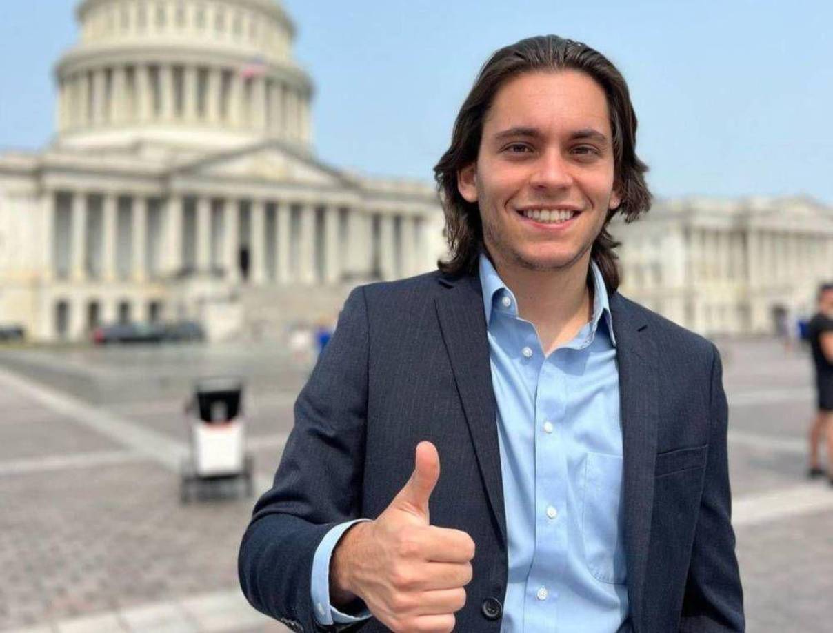 “Cuando mis padres se mudaron a College Station, Texas, si alguien les hubiera dicho que su hijo tendría 14 millones de seguidores en redes sociales, se graduaría de abogado y hablaría en la Convención Nacional Demócrata, no lo hubieran creído”, expresó Espina.